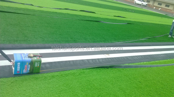 8000 Dtex 140 szwów/M 55mm Piłka nożna trawnik syntetyczny Niska utrzymanie i łatwa instalacja