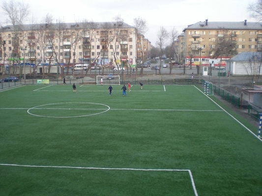 Zaprobowany przez FIFA sztuczny trawnik PE do boisk piłkarskich szerokość stosów 1,5 mm
