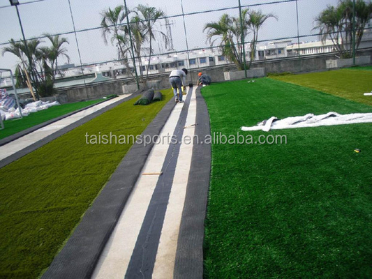 50 mm Sztuczna zielona trawa sportowa Materiał PE 16000 Dtex Sport Astro Turf Na piłkę nożną