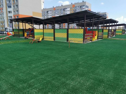Sztuczna trawa o wysokości 42 mm z realistycznym wyglądem i niską konserwacją dla ogrodów i krajobrazów