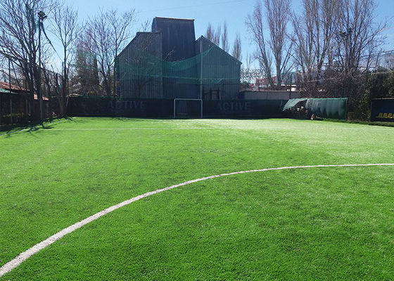 FIFA zatwierdziła odporność na promienie UV 50 mm wysokość stosu Piłka nożna Sztuczna trawa o wysokiej gęstości i niskiej konserwacji