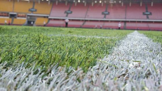 Sztuczna trawa o wysokości runa 30 mm, bez wypełnienia, do boisk piłkarskich, o dużej przepuszczalności wody, dla hurtowników i lokalnych agentów