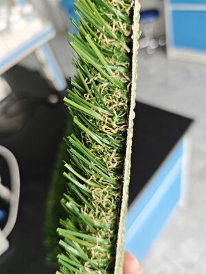 Niewypełniona zielona sztuczna trawa Przezroczysty lateks 30mm Materiał PE&PP Niewiele piasku Potrzebne Otwory drenażowe